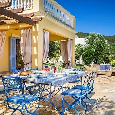 Sleeps 6 Pool Air Con Wifi * Karavomylos
