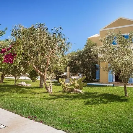 Sleeps 6 Pool Air Con Wifi * Karavomylos