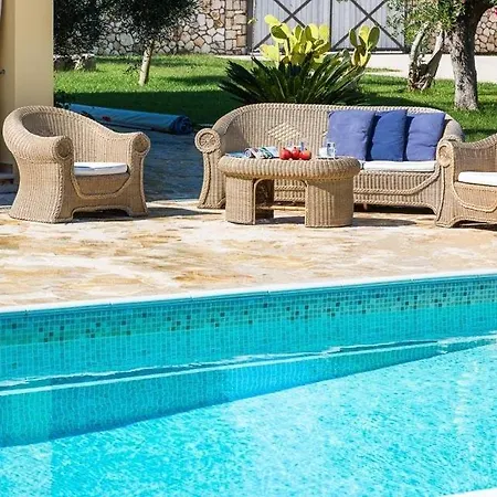 Sleeps 6 Pool Air Con Wifi Karavomylos